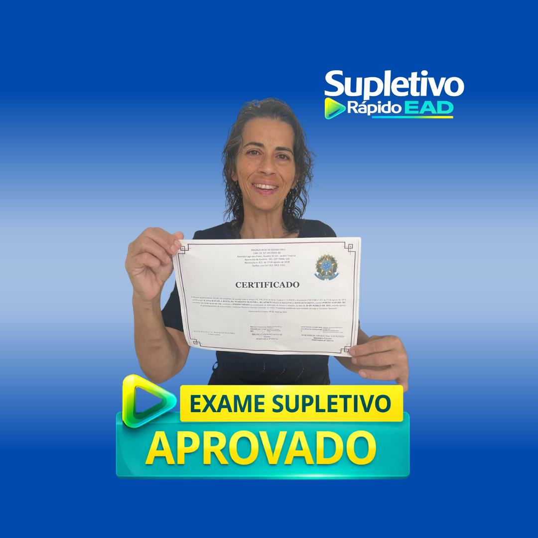 Aluno formada no ensino médio pelo Supletivo Rápido EAD segurando certificado de conclusão.