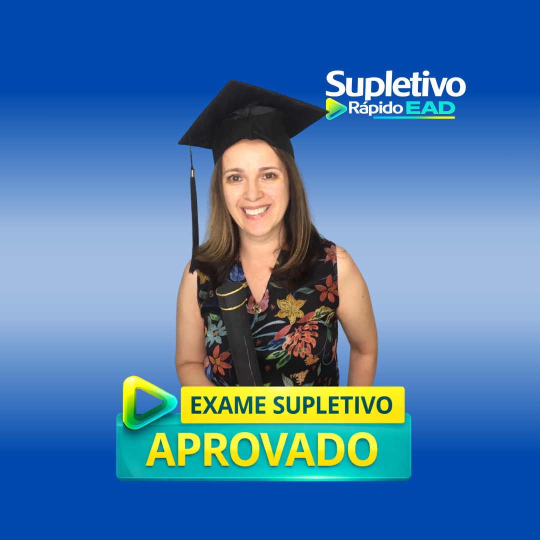 Aluno formada no ensino médio pelo Supletivo Rápido EAD segurando certificado de conclusão.