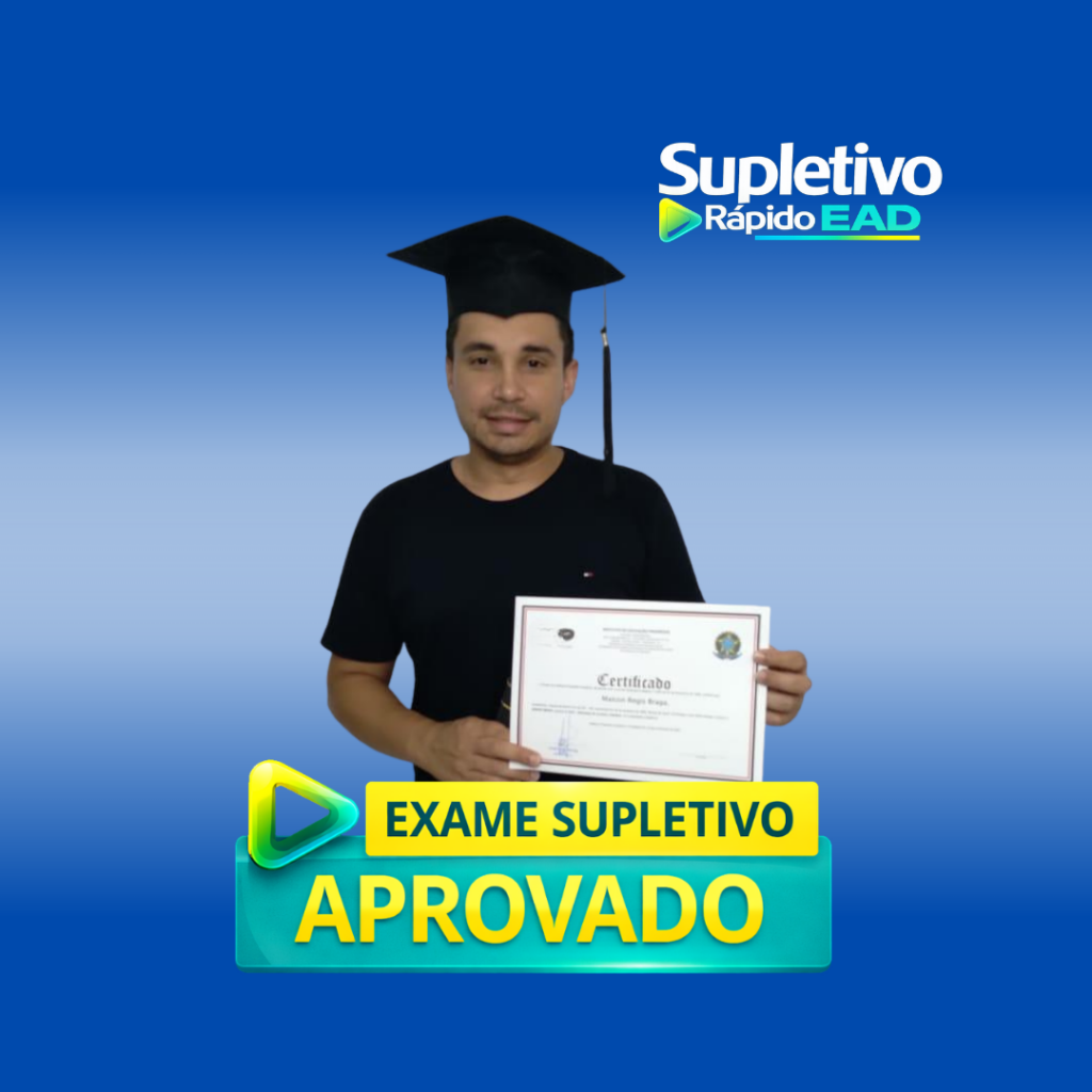 Aluno formada no ensino médio pelo Supletivo Rápido EAD segurando certificado de conclusão.