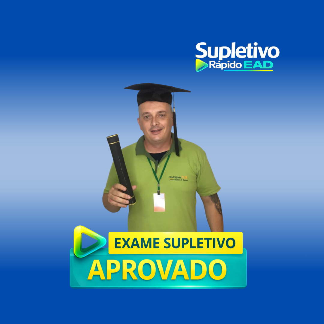 Aluna formada no ensino médio pelo Supletivo Rápido EAD segurando certificado de conclusão.