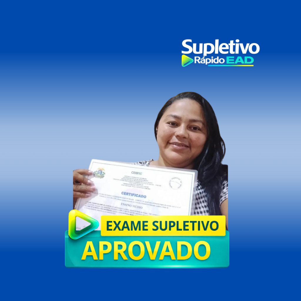 Aluna formada no ensino médio pelo Supletivo Rápido EAD segurando certificado de conclusão.