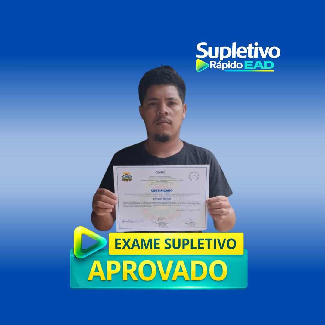 Aluna formada no ensino médio pelo Supletivo Rápido EAD segurando certificado de conclusão.