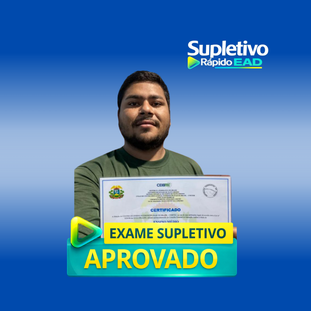 Aluna formada no ensino médio pelo Supletivo Rápido EAD segurando certificado de conclusão.