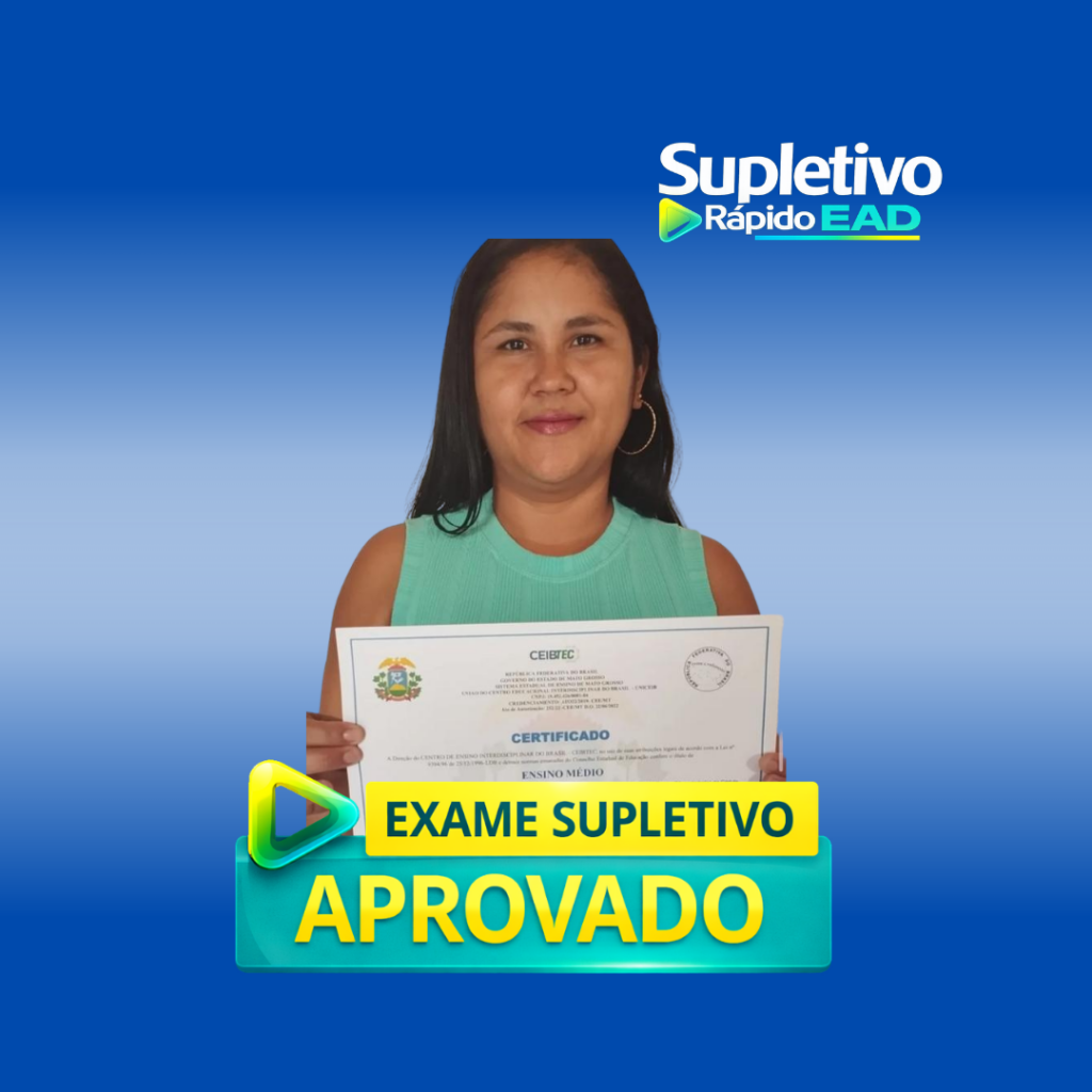 Aluna formada no ensino médio pelo Supletivo Rápido EAD segurando certificado de conclusão.