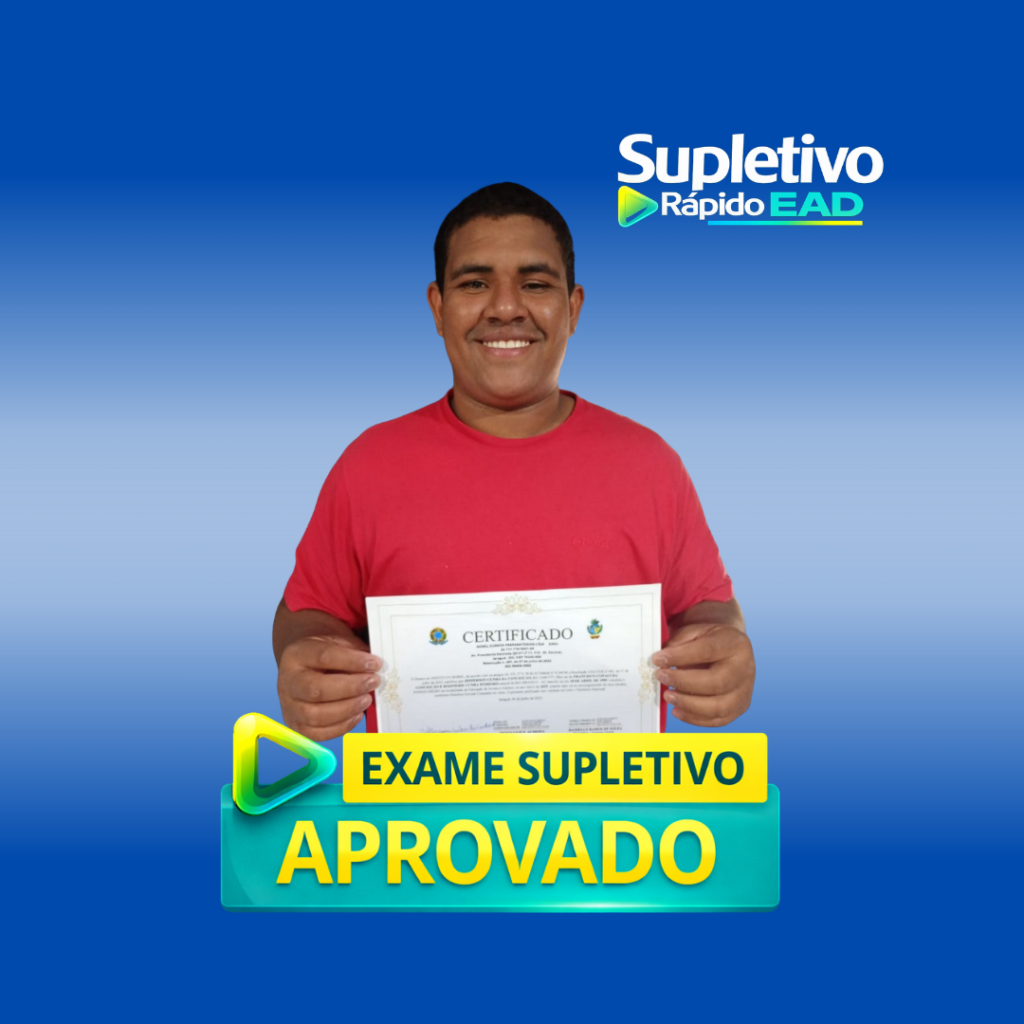 Aluno formada no ensino médio pelo Supletivo Rápido EAD segurando certificado de conclusão.