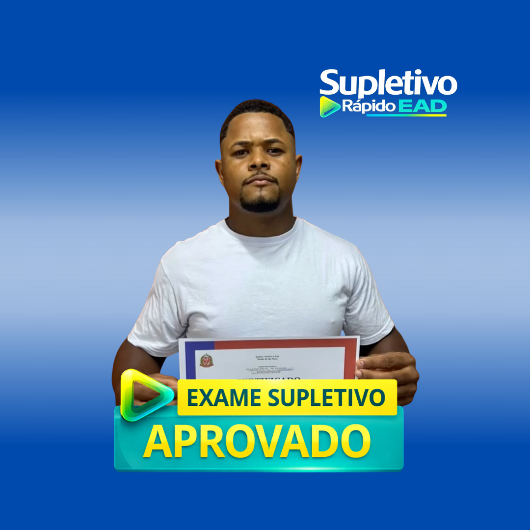 Aluno formada no ensino médio pelo Supletivo Rápido EAD segurando certificado de conclusão.