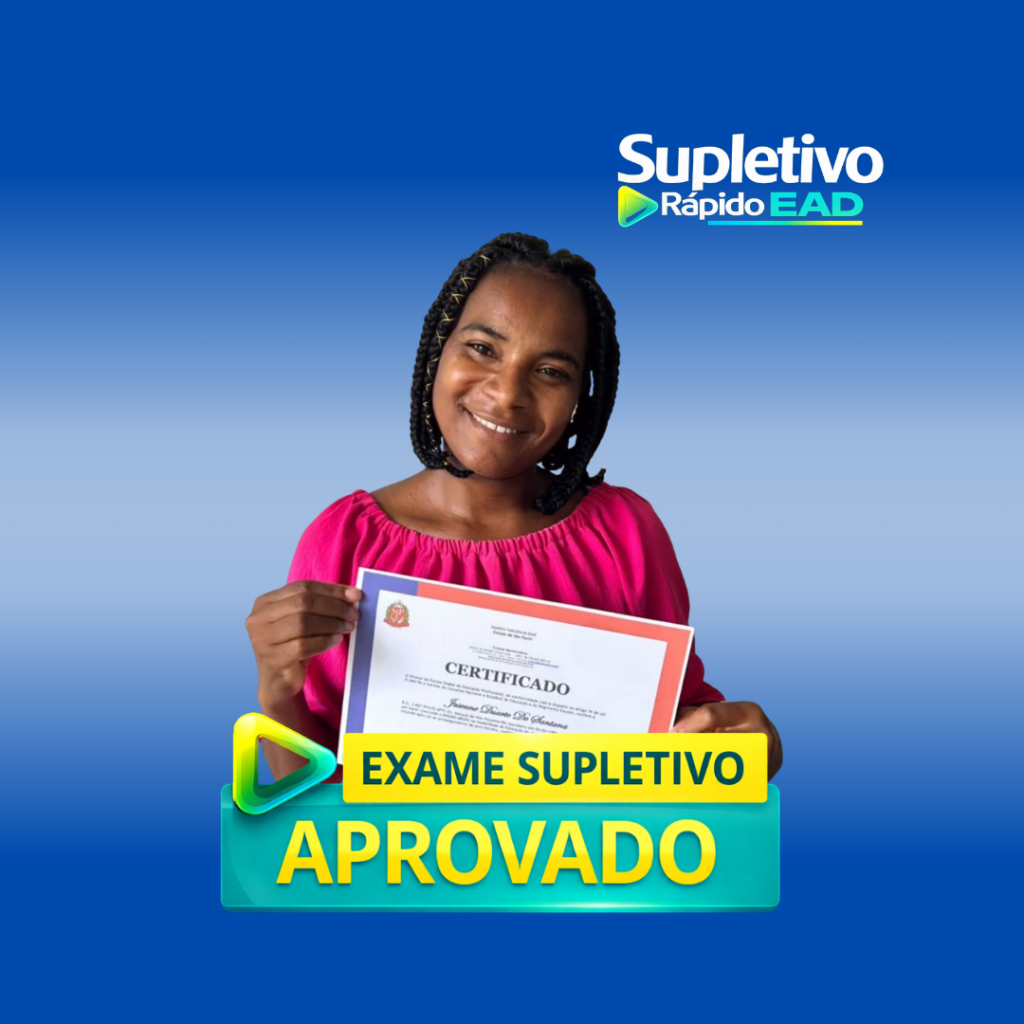 Aluno formada no ensino médio pelo Supletivo Rápido EAD segurando certificado de conclusão.