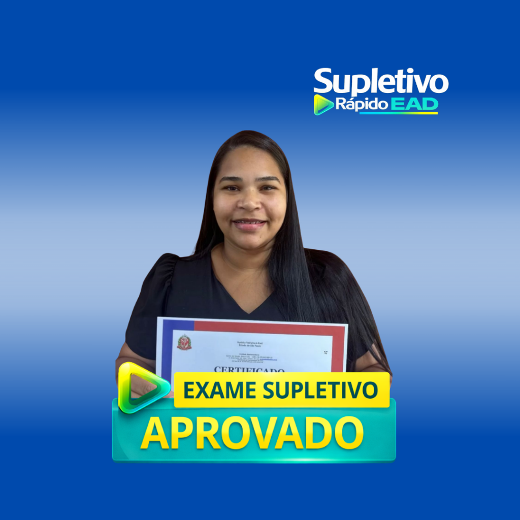 Aluno formada no ensino médio pelo Supletivo Rápido EAD segurando certificado de conclusão.