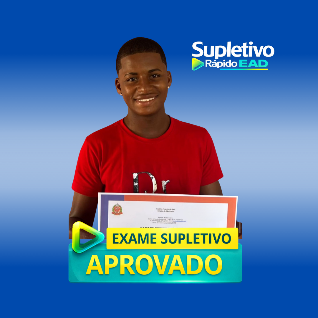 Aluno formada no ensino médio pelo Supletivo Rápido EAD segurando certificado de conclusão.