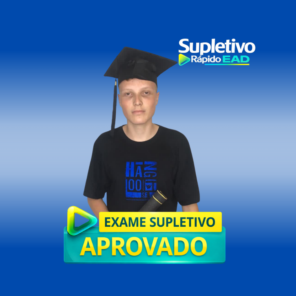 Aluno formada no ensino médio pelo Supletivo Rápido EAD segurando certificado de conclusão.