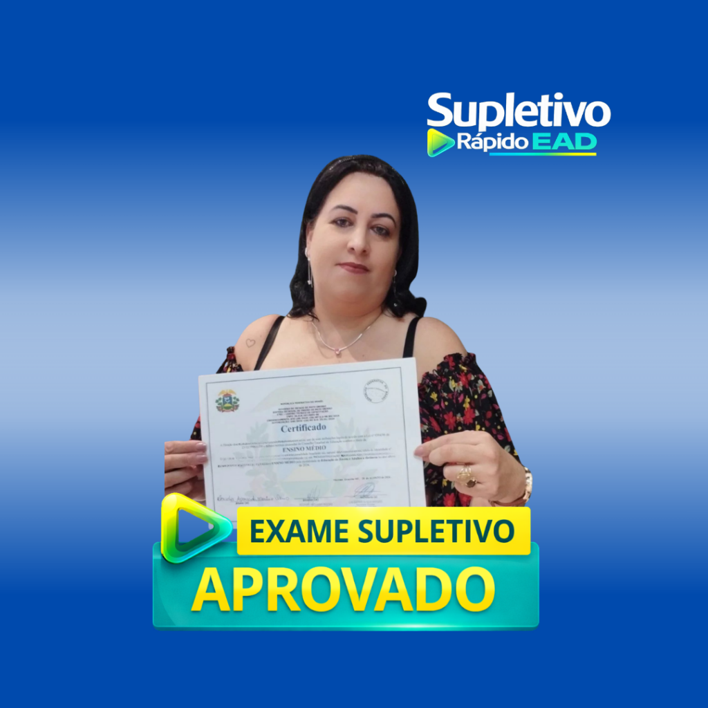 Aluna formada no ensino médio pelo Supletivo Rápido EAD segurando certificado de conclusão.