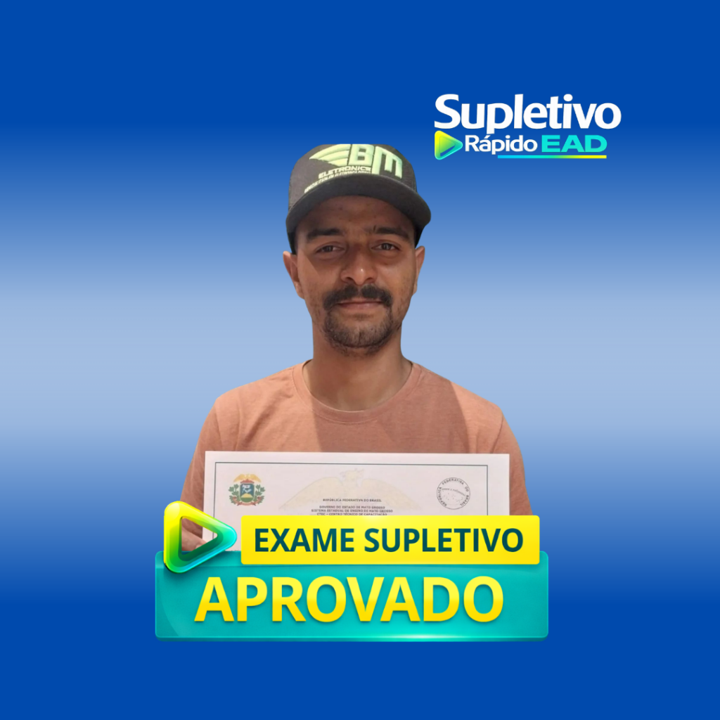Aluna formada no ensino médio pelo Supletivo Rápido EAD segurando certificado de conclusão.
