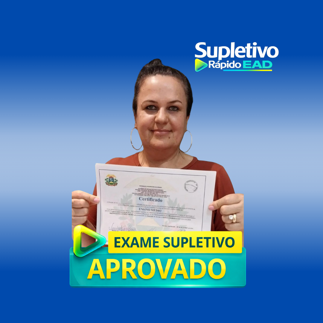 Aluna formada no ensino médio pelo Supletivo Rápido EAD segurando certificado de conclusão.